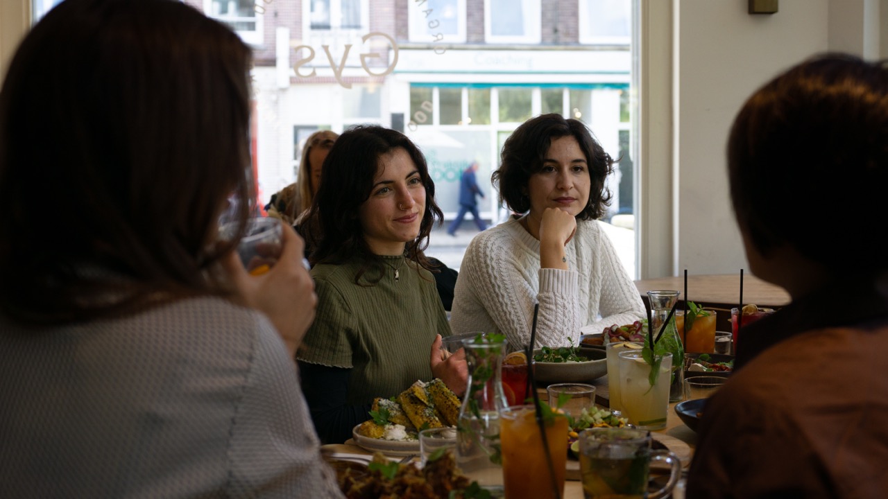 Een groep die aan het kletsen is met elkaar