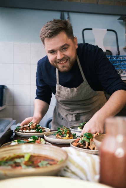 Een persoon lachend in de keuken