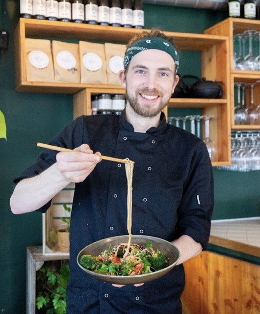 Een persoon met een brod ramen